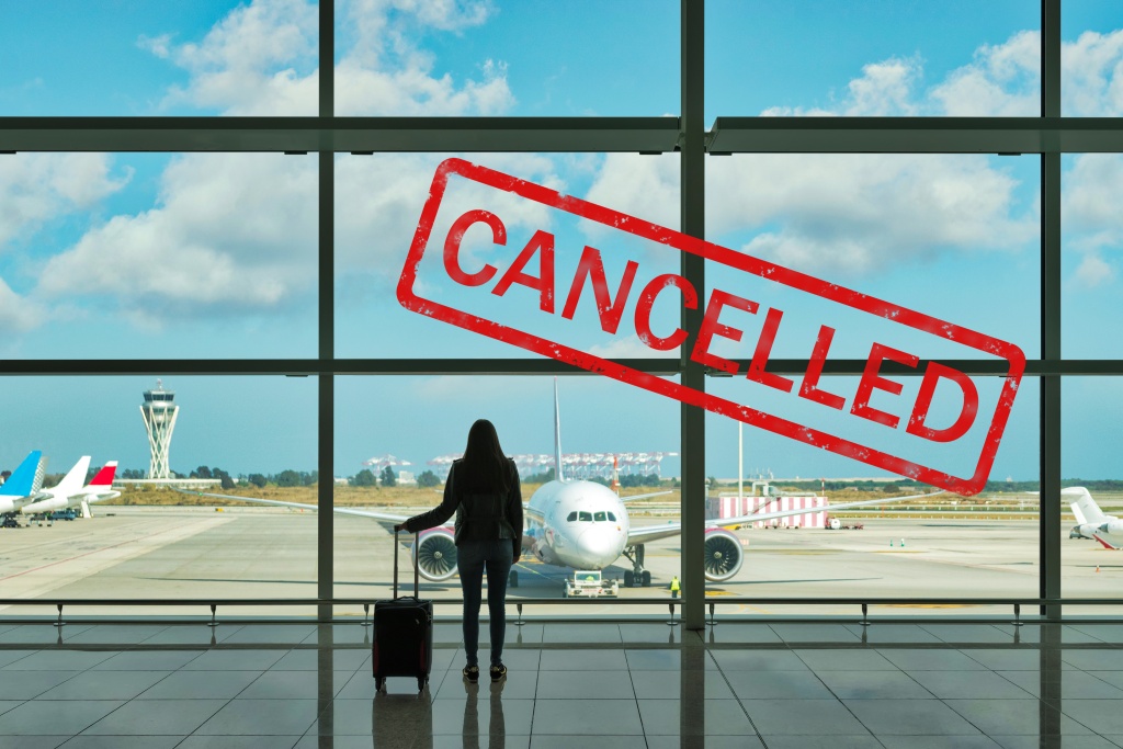 young-woman-with-suitcase-departure-hall-airport.jpg аэропорт