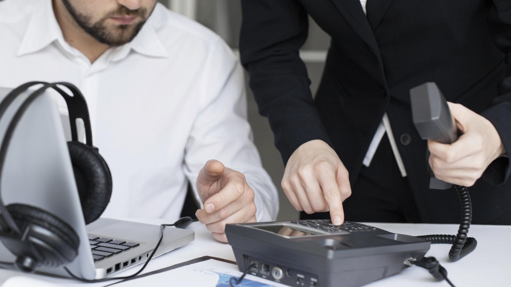 businessman-working-together-office.jpg телефон