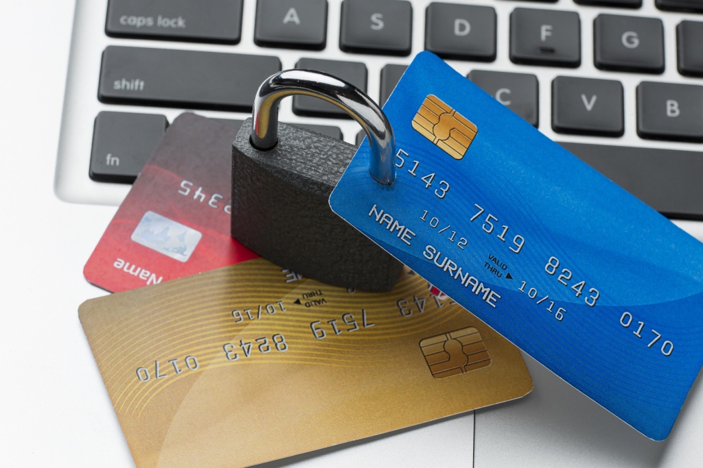 high-angle-lock-with-credit-cards-top-laptop.jpg замок