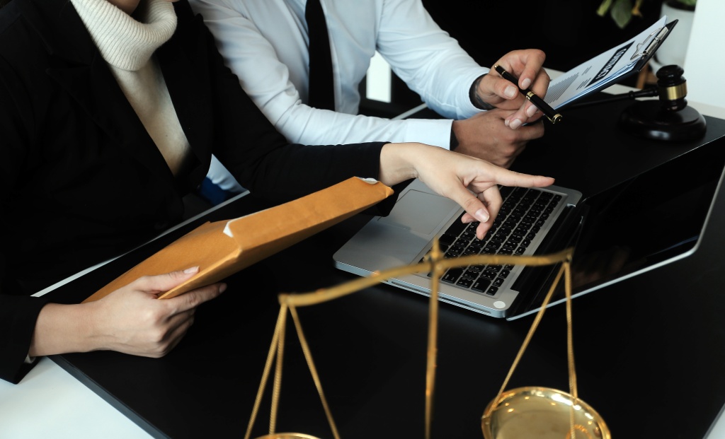 male-lawyer-working-with-contract-papers-wooden-gavel-tabel-courtroom-justice-law-attorney-court-judge-concept.jpg заседание