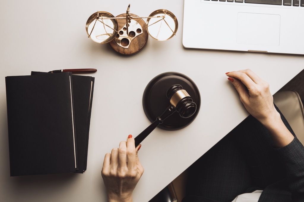 judje-stuff-desk-lawyer-concept.jpg блокнот