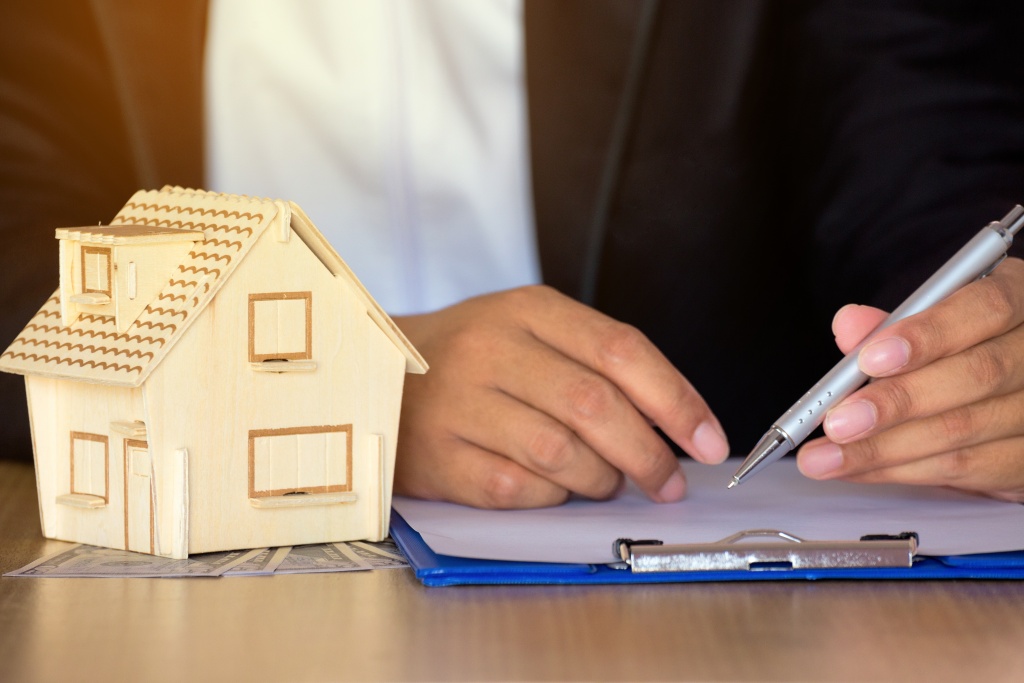 businessman-working-with-house-model.jpg дом